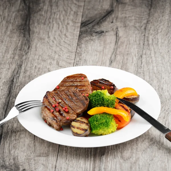 Steakes pyszne wołowiny z grilla — Zdjęcie stockowe