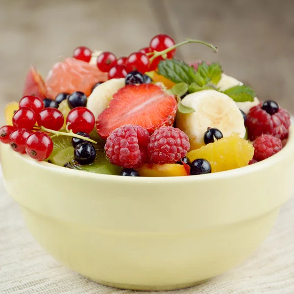 Salade de fruits frais savoureux — Photo