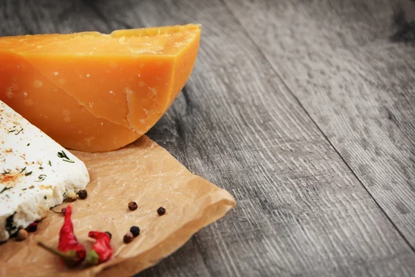 Two kinds of cheese — Stock Photo, Image