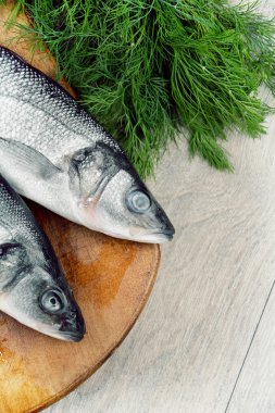 Çiğ levrek balık üzerinde ahşap