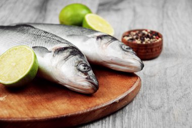 Çiğ levrek balık üzerinde ahşap