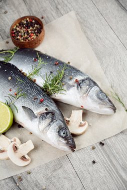 Çiğ levrek balık üzerinde ahşap