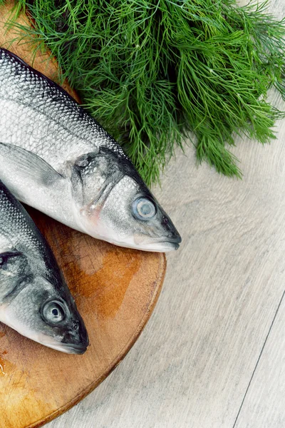 Çiğ levrek balık üzerinde ahşap