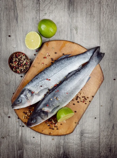 Ahşap tahta üzerinde çiğ levrek balığı