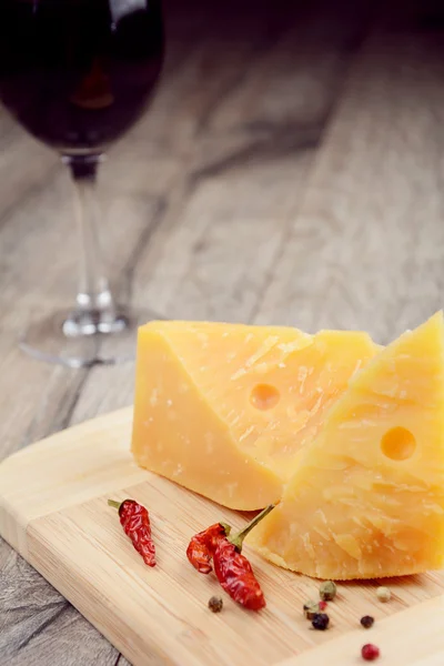 Queijo na mesa com copo de vinho — Fotografia de Stock