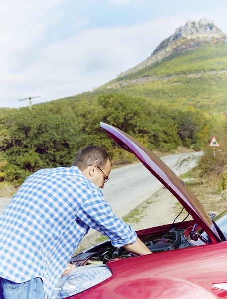 成人男性は彼の壊れた車の近くに立って — ストック写真