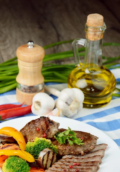 Deliciosos filetes de carne a la parrilla — Foto de Stock