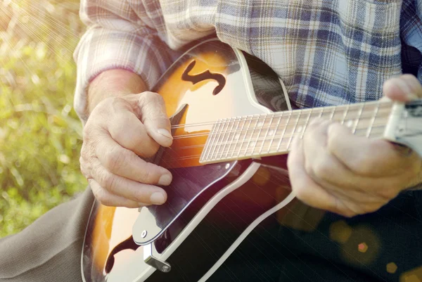 Uomo anziano giocare a mandolino — Foto Stock