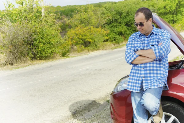 Adult man is standing near his broken car — Stock Photo, Image