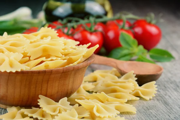 Pasta cruda farfalle in ciotola — Foto Stock