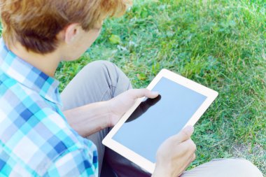 Genç adam tablet kullanma