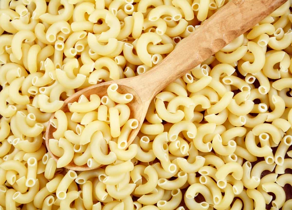 Pastas crudas de Chifferi con cuchara de madera — Foto de Stock