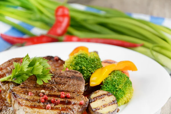 Deliciosos filetes de carne a la parrilla — Foto de Stock