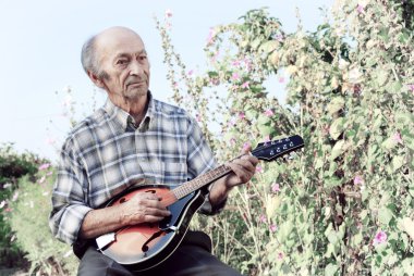 Komuta sizde oynayan mandolin