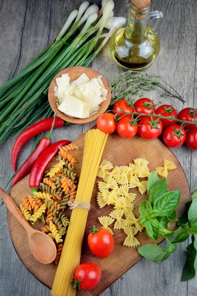 Different kinds of raw pasta — Stock Photo, Image