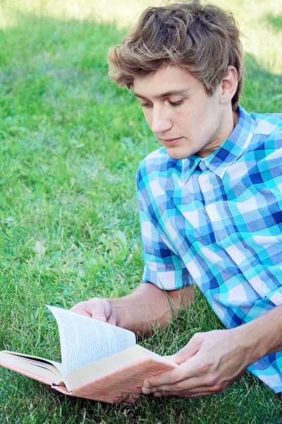 年轻男子读一本书 — 图库照片
