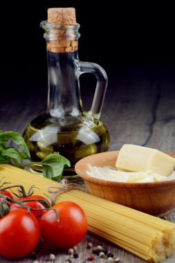 Masanın üzerinde ham spagetti makarna