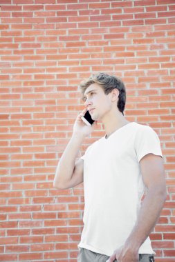 Genç adam telefonda konuşuyor