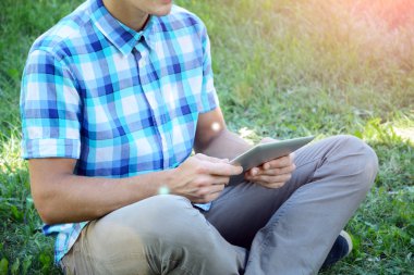 Genç adam tablet kullanma