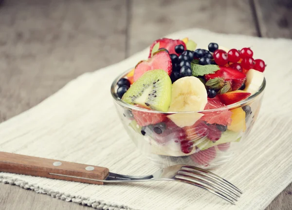 Świeże owoce smaczne sałatki — Zdjęcie stockowe