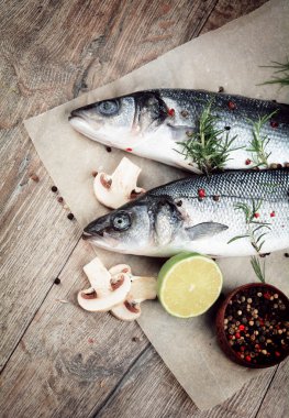 Ahşap tahta üzerinde çiğ levrek balığı