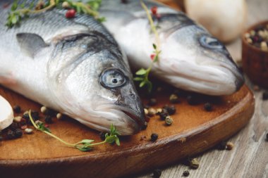 Ahşap tahta üzerinde çiğ levrek balığı