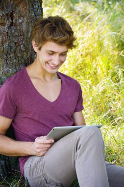 Genç adam tablet kullanma