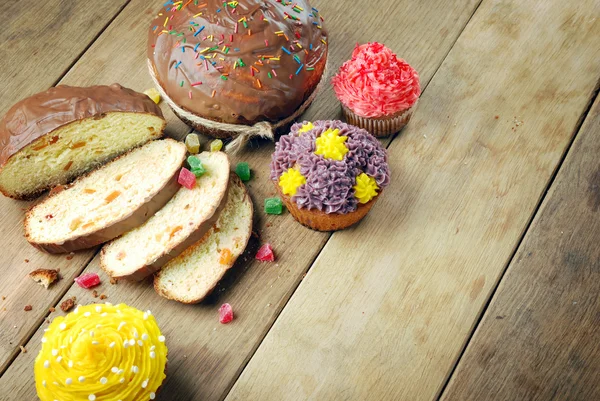Paskalya ekmek ve kek ahşap tablo