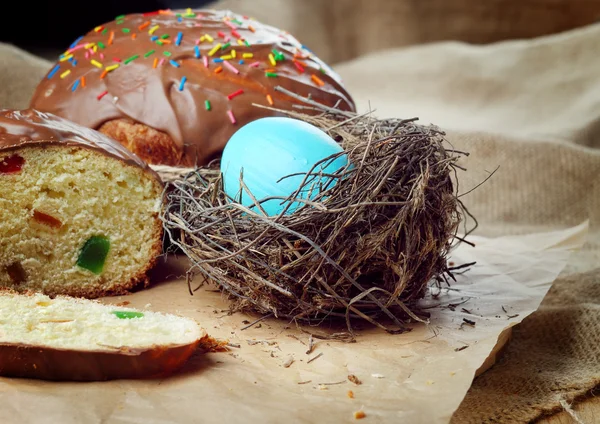 Pan de Pascua y pasteles en la mesa de madera —  Fotos de Stock