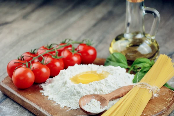 Preparación de pasta sobre la mesa — Foto de Stock