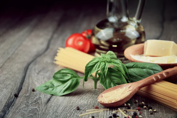 Pasta de espagueti cruda en la mesa — Foto de Stock