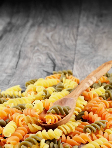 Fondo crudo de pasta eliche tricolori — Foto de Stock