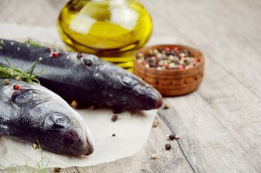 Ahşap tahta üzerinde çiğ levrek balığı