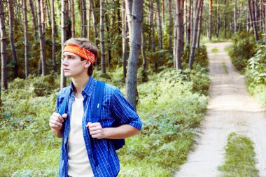 Genç adam ormanda yürüyüş