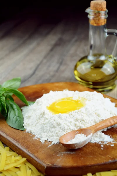 Preparação de massas na mesa — Fotografia de Stock