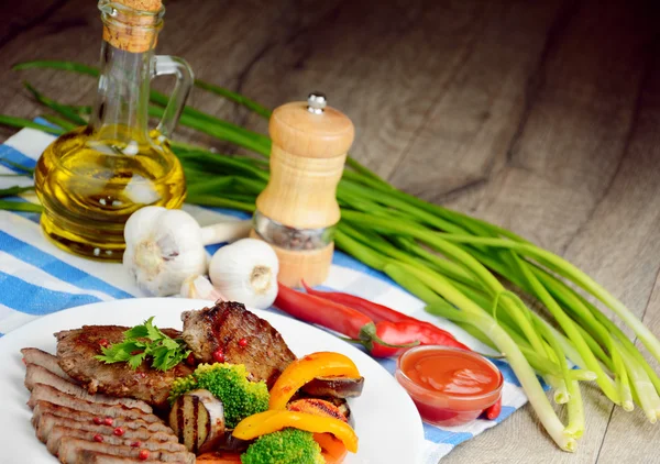 Deliciosos filetes de carne a la parrilla — Foto de Stock