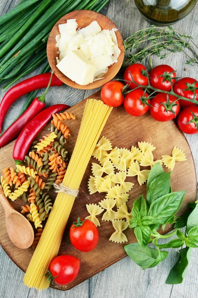 Different kinds of raw pasta on the table — Stock Photo, Image