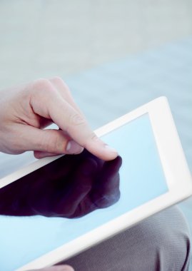 Genç adam bir tablet kullanma