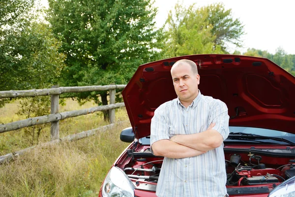 大人の男が車の近くに立っては — ストック写真