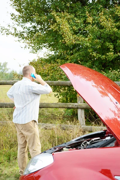 Homem adulto está chamando para apoiar — Fotografia de Stock