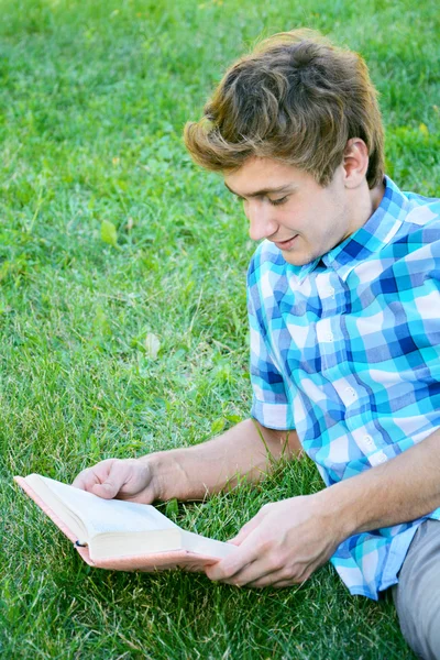 Genç adam kitap okuyor — Stok fotoğraf