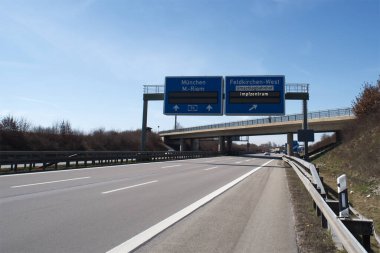 Aşı merkezine giden otoyolda yol tabelası.