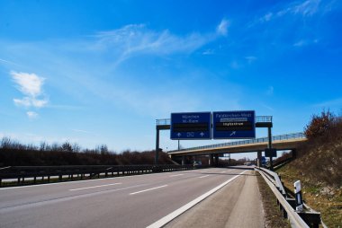 Aşılama merkezine giden bir otoyolda çıkış yolu.
