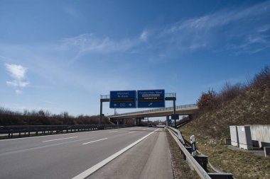 Otoyoldaki bir aşı merkezine git.