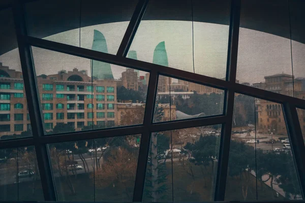 Pencerede Baku var. Azerbaycan. Bakü. 2020 Alev Kuleleri