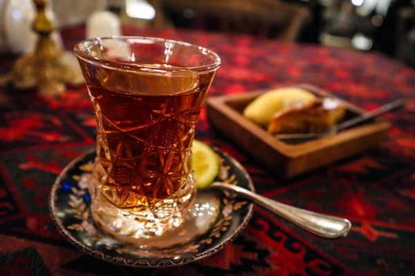 Bakü restoranında çay içeriz. Bakü. Azerbaycan 2020