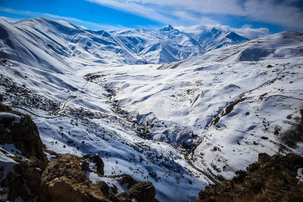Dağların yüceliği. Azerbaycan. Khinalig. Şubat 2020 