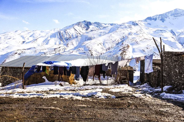 Kırsal bir avluda giysileri kurutmak. Khinalig. Azerbaycan. Şubat 2020