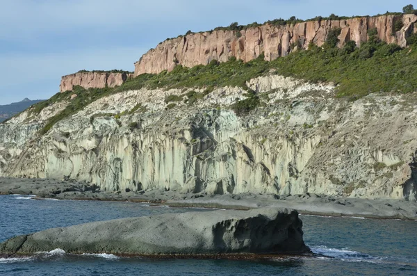 Skaliste wybrzeża w bosa, Sardynia, Włochy — Zdjęcie stockowe