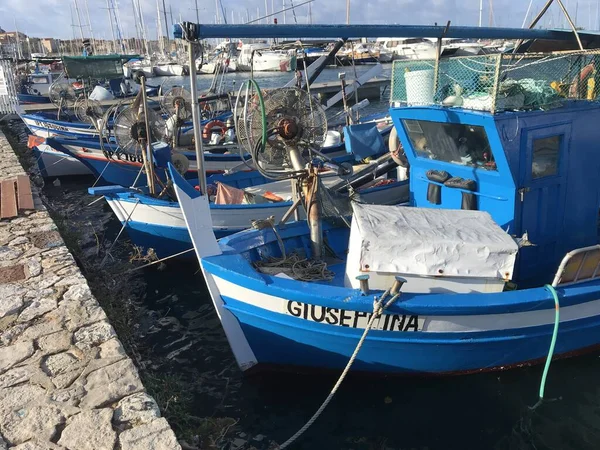 イタリアのサルベーニャ島アルゲロ港の漁船ドック — ストック写真